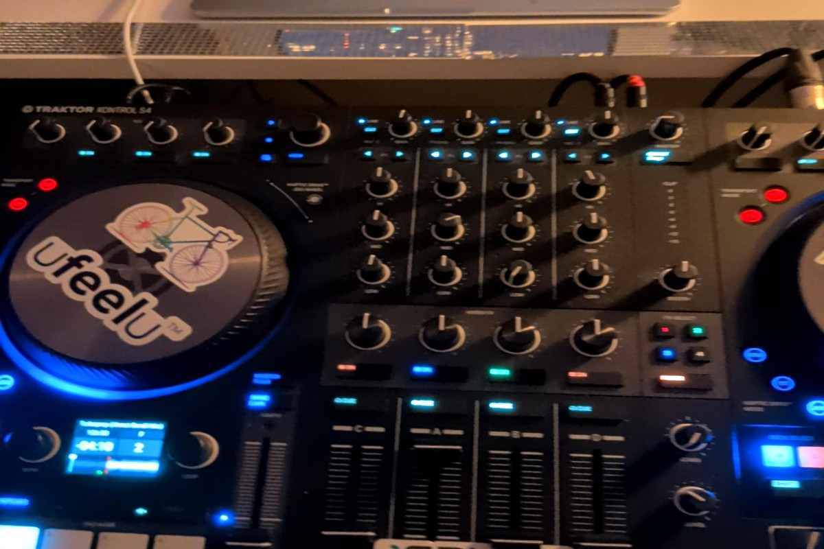 DJ controller and Traktor setup